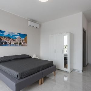 Travelershome Ciampino Airport Guesthouse 600M To Airport
